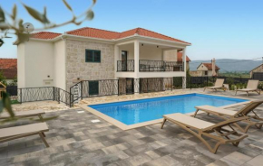 Gorgeous Home In Runovic With Private Swimming Pool, Can Be Inside Or Outside